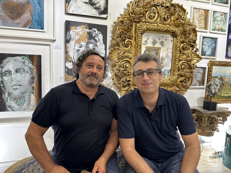 Alessandro La Motta porta la sua “Tauromenion” a Taormina da Art Leone: la magia di un ritorno alle origini (VIDEO)