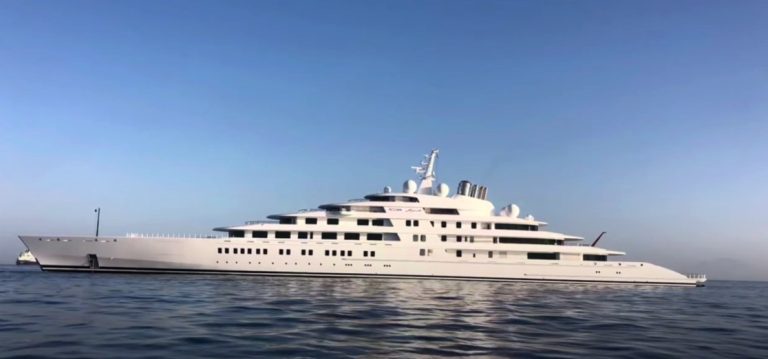 Il mega-yacht di Zuckerberg è arrivato in Sicilia, farà tappa a Taormina?