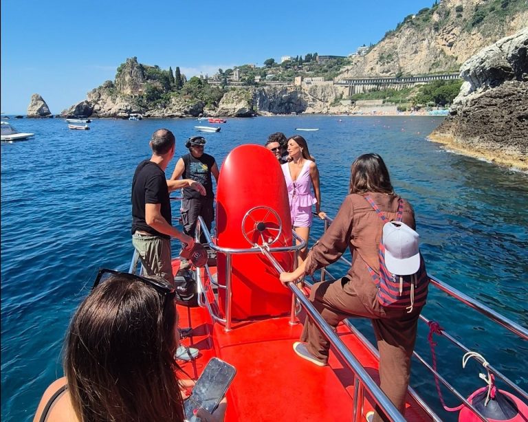 “Camper in viaggio”, Rai annuncia la puntata a Taormina e Naxos. Viaggio da sogno a bordo di Nemosub