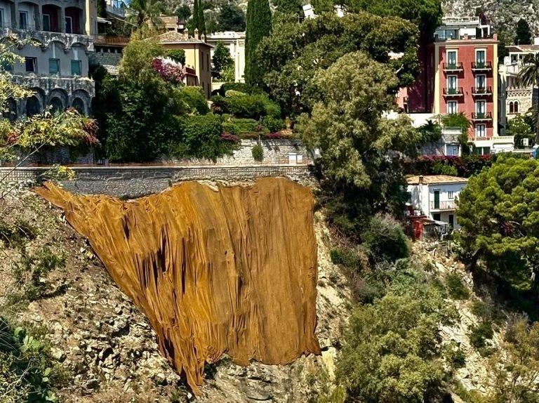 Taormina, Patrimonio Sicilia attacca i lavori in Via Roma: “Era necessario il grembiule?” Taormina, Patrimonio Sicilia attacca i lavori in Via Roma: “Era necessario il grembiule?”