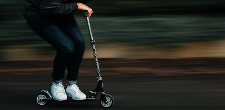 Taormina, sfreccia col monopattino elettrico in SS114: la prontezza di un’automobilista salva un giovane