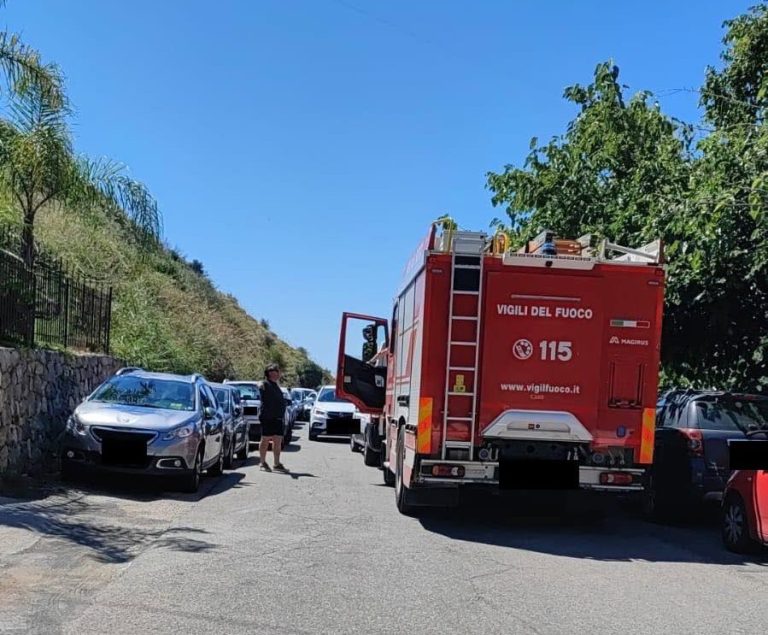 Taormina, caos in Via Fontanelle: “Sosta selvaggia e soccorsi bloccati, c’è un problema di ordine pubblico”