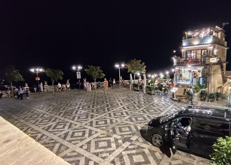 Taormina oscura Castelmola, la protesta: “Turisti scoraggiati da blocchi e file, attività in ginocchio” Taormina oscura Castelmola, la protesta: “Turisti scoraggiati da blocchi e file, attività in ginocchio”