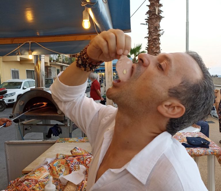Il sindaco di Taormina promuove lo Street Food a Mazzeo: “Venite ad assaggiare un pezzo di Sicilia…”