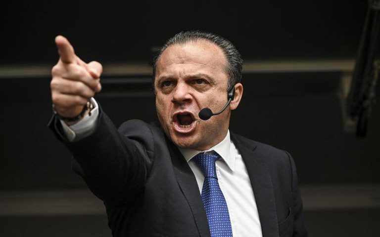 De Luca si proclama “fuoriclasse”, chiama il campo largo e attacca il M5S: “In Sicilia possono vincere solo con me”