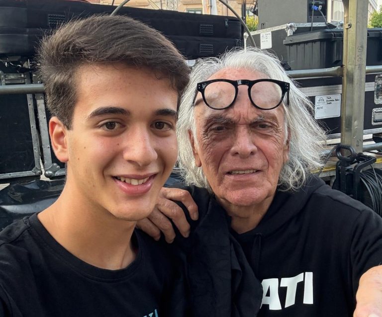 Samuele Spina sul palco con Riccardo Fogli, che lo incorona: “Grande talento, può diventare un big”