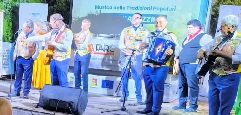 Mizzica Mizzica Sicilian folk band incanta tutti: il 16 agosto a S. Teresa di Riva per la Notte Bianca Mizzica Mizzica Sicilian folk band incanta tutti: il 16 agosto a S. Teresa di Riva per la Notte Bianca