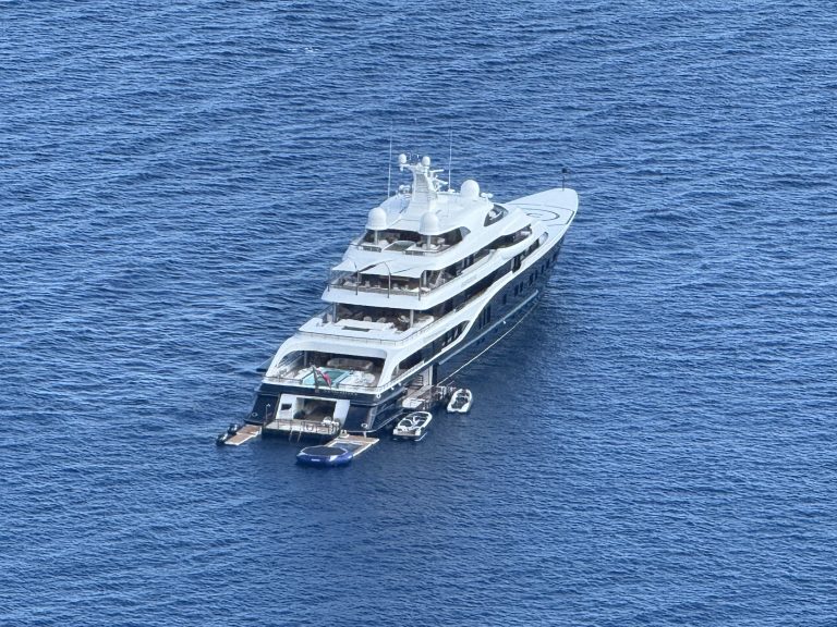 Vacanze a Taormina per Arnault: l’imperatore del lusso è arrivato a bordo di Simphony