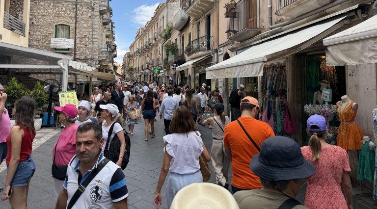 A Taormina turismo in calo o in aumento? E’ scontro sui dati