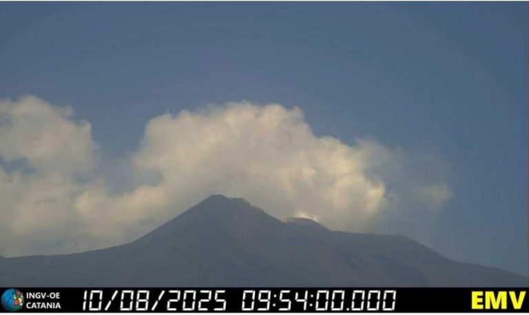 Nuova eruzione sull’Etna: scatta l’allerta arancione all’aeroporto di Catania