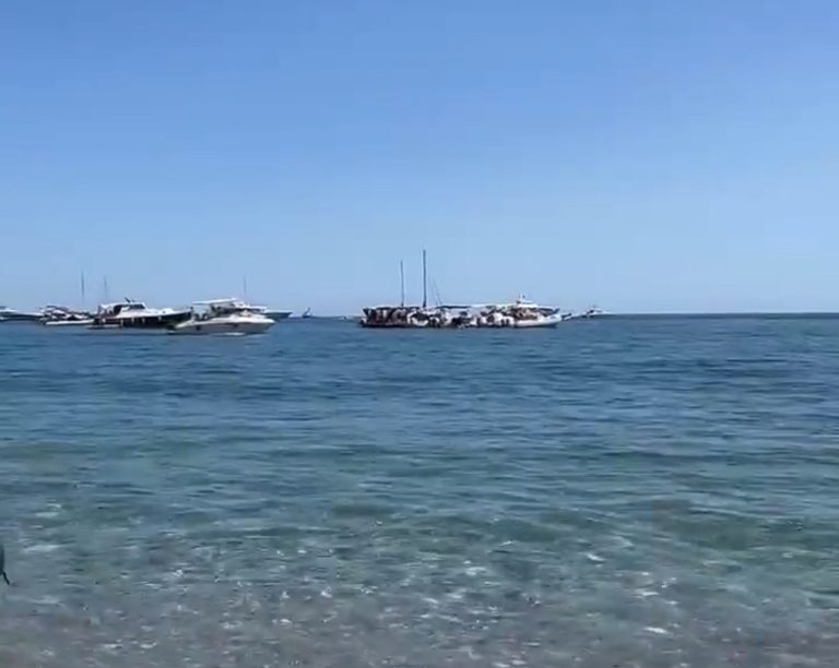 Discoteca in mare a Taormina: il “mordi e fuggi” si scatena in barca, esplode la protesta di turisti e residenti