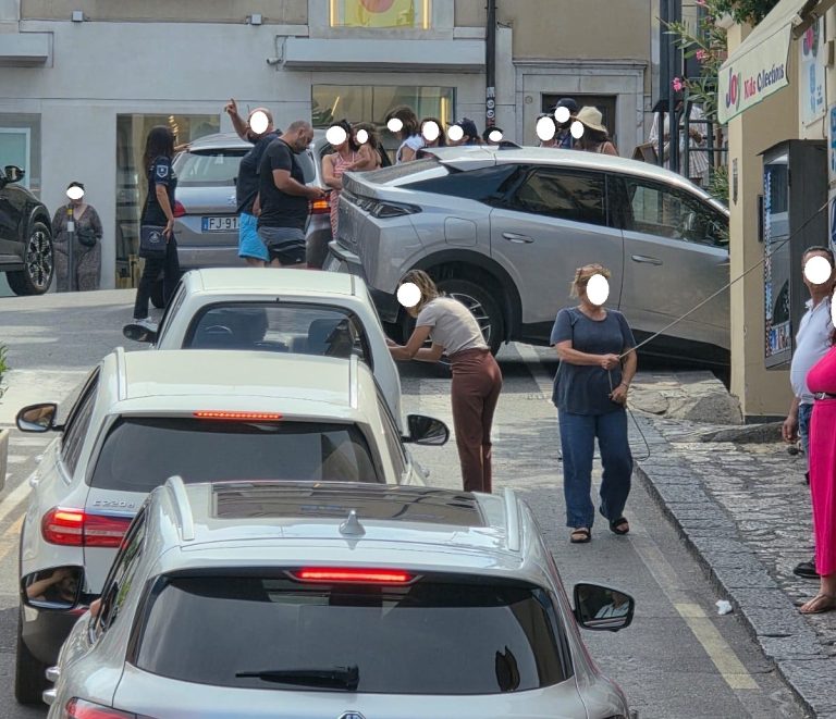 Taormina, auto sbaglia manovra e paralizza il traffico a Porta Messina