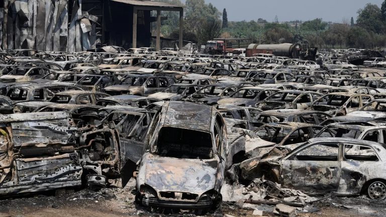 La Grecia combatte contro numerosi incendi alimentati da forti venti