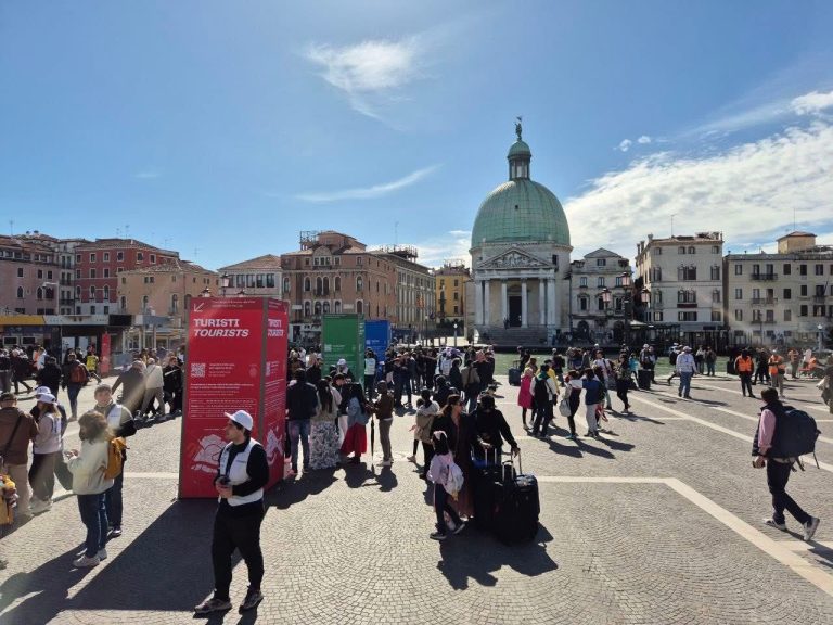 Contributo di accesso a Venezia, ecco i numeri: il gettito farà venire a Taormina la tentazione di un’altra tassa?