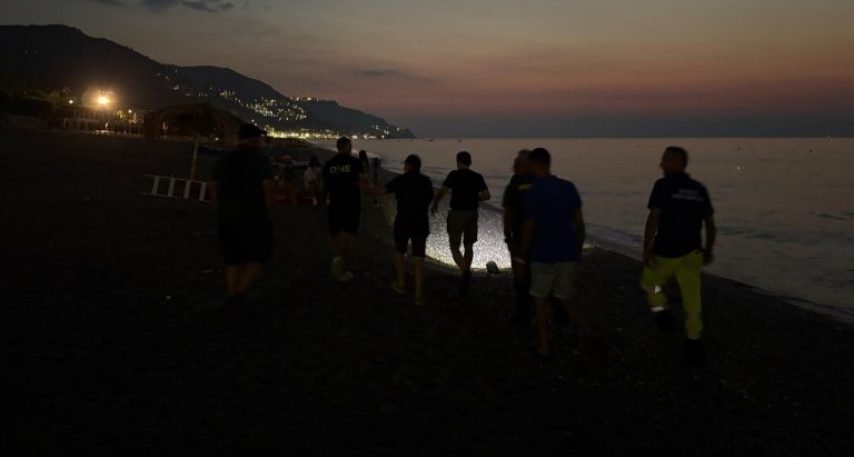 Ferragosto a Taormina, blitz del sindaco in spiaggia tra gli attendati: “Sveglia, bisogna pulire”