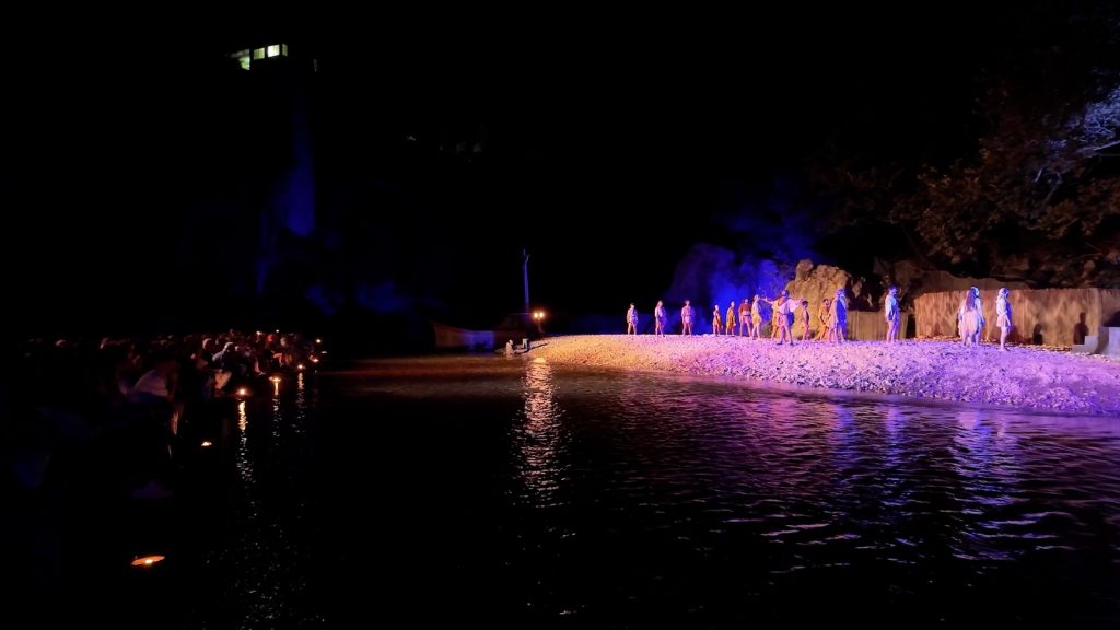 e Gli attori dellOdissea e il pubblico sulle due sponde dellAlcantara