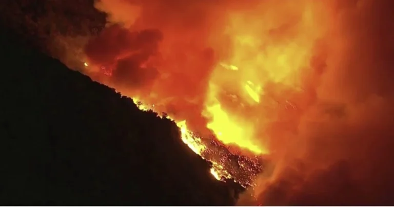 Incendio a Taormina, in fiamme il costone sotto Via Roma