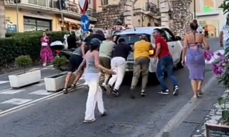 Taormina, auto in panne a Porta Messina e traffico bloccato: parte il soccorso con “acchianata” (VIDEO)