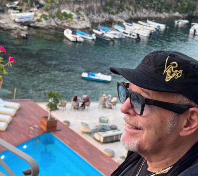 Vasco Rossi pensa a Taormina: “Voglio mare e riposo…”