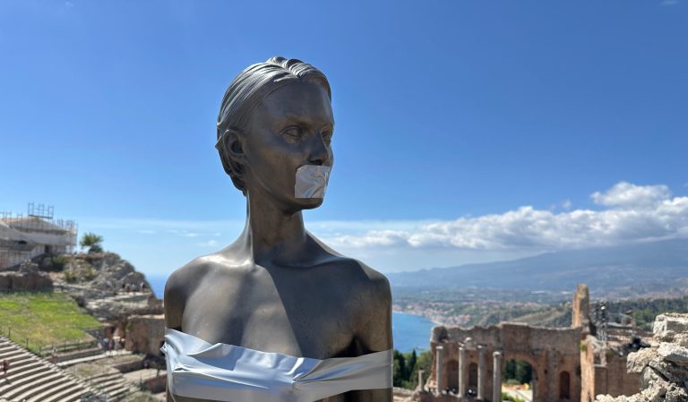 Taormina, Jago risponde a Meta: scotch sulla David contro la censura