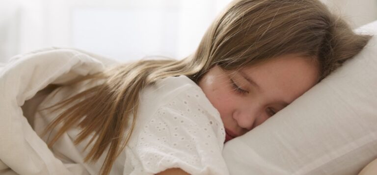 I bambini dormono poco, i genitori devono guidarli nel riposo