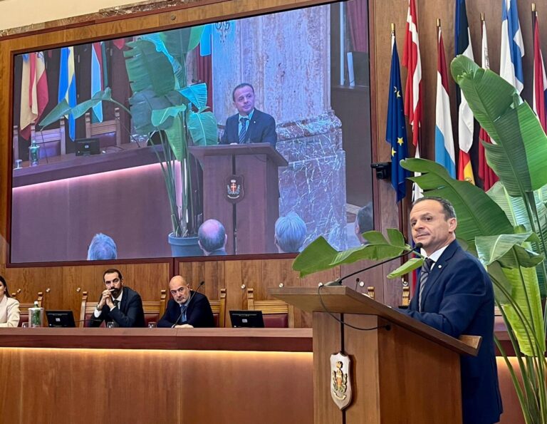 De Luca decanta la sua sindacatura a Messina: “prove tecniche” di ritorno? Taormina osserva…
