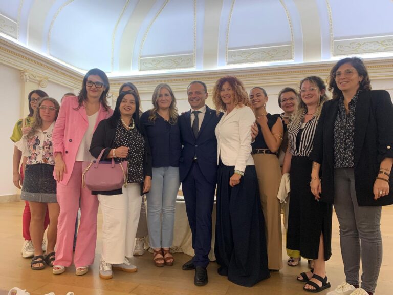 De Luca in Puglia: “Il sindaco deve comportarsi da imprenditore. L’ho fatto a Messina e sto replicando il modello a Taormina”