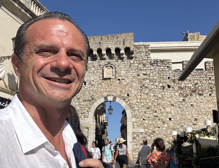 De Luca rientra a Taormina dopo la vacanza: “Vi sono mancato…?”