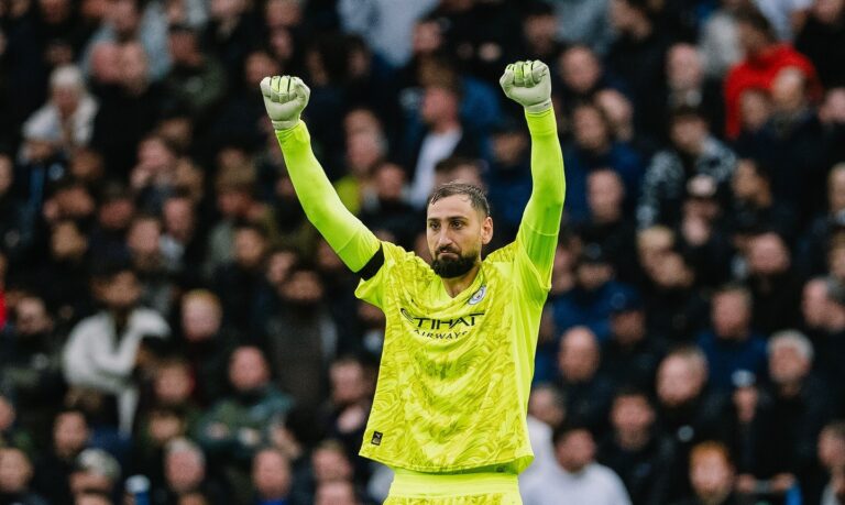Donnarumma, esordio show nel derby di Manchester