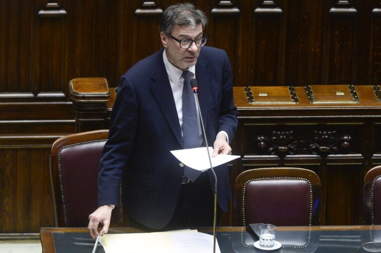 Giorgetti: “Non giro col trofeo dello Spread a 80 punti, ma il calo è un beneficio per tutti”