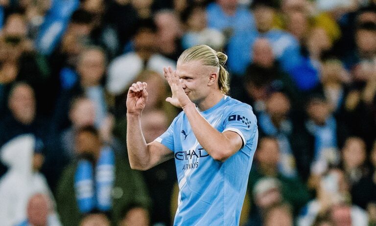 Napoli in 10 per 70′, il Manchester City vince 2-0