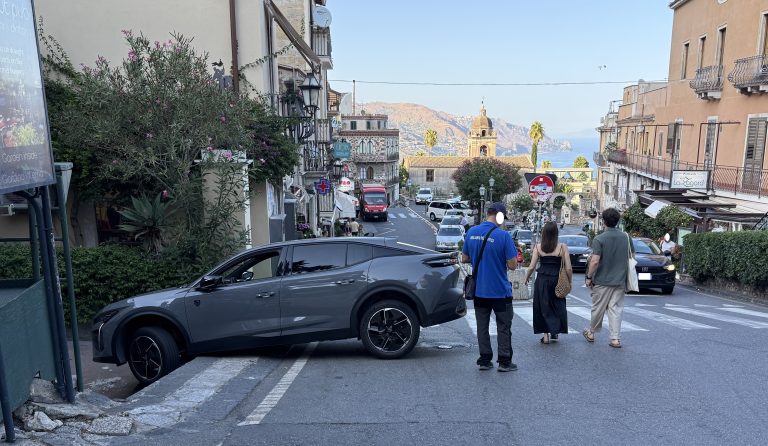 Taormina, ancora un’auto incastrata in Via San Pancrazio Taormina, ancora un’auto incastrata in Via San Pancrazio