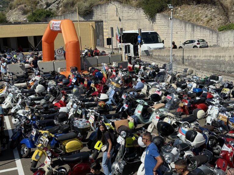 Taormina invasa dalle Vespe: grande successo per il Raduno Nazionale Profumo di Miscela