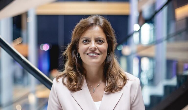 Sì all’immunità, la commissione del Parlamento Europeo salva Ilaria Salis. Ora la plenaria