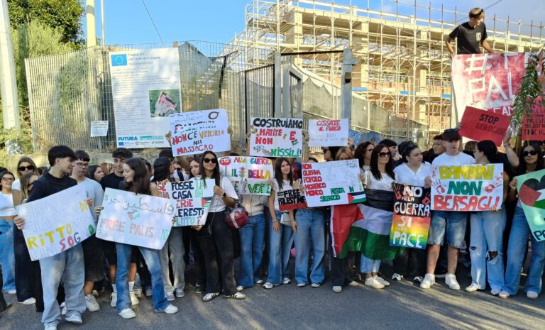 Naxos per Gaza, la protesta del Liceo Caminiti-Trimarchi: “Violati i diritti umani, fermare il massacro”
