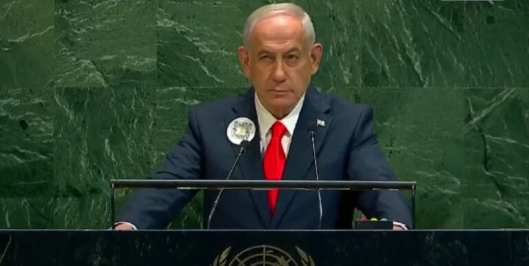 Un commediante stragista all’Onu. Il delirio di Bibi mentre Gaza è allo stremo