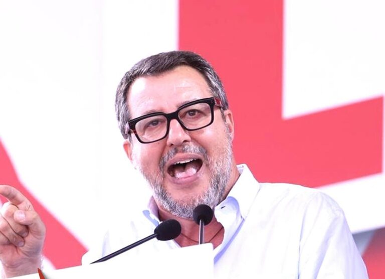 Cori anti-Sud al raduno Lega, risposta da applausi: “Noi andiamo ancora al mare. L’odio non ci scalfisce”