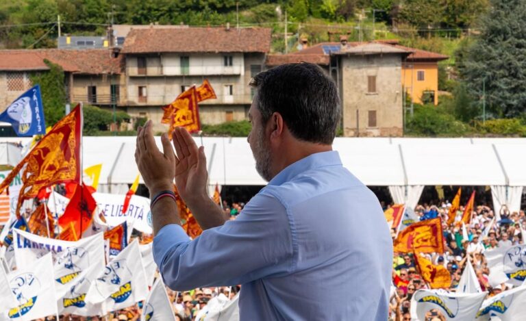 Cori anti-meridionali a Pontida, bufera sulla Lega