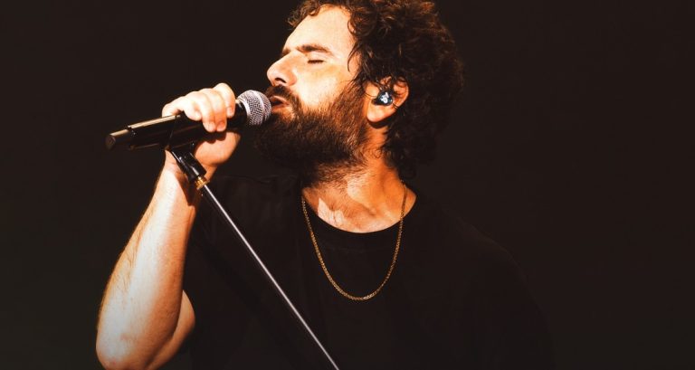 “Lasciamene un po’”, arriva il nuovo singolo di Tommaso Paradiso