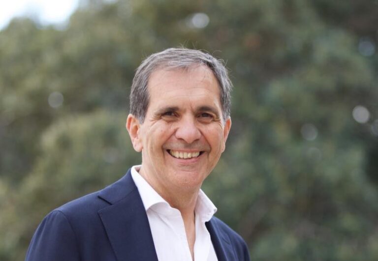 Catania, video choc contro Trantino: torta di compleanno con il volto del sindaco infilzato da una spada