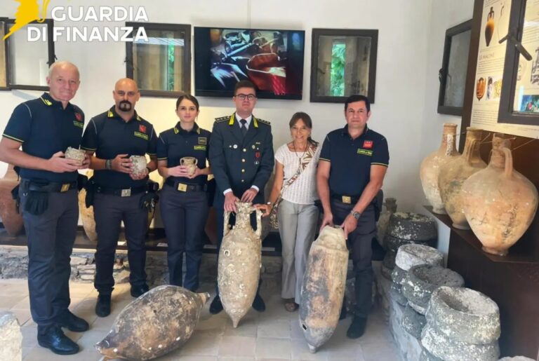 Taormina, GdF consegna al Parco di Naxos 6 antiche anfore rinvenute tra i rifiuti in un torrente