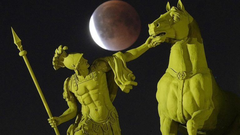 Luna di sangue: le immagini più belle dell’eclissi lunare totale