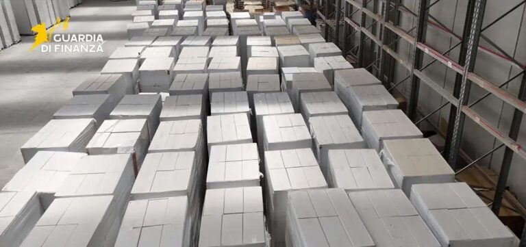 Scoperta in un bunker la più grande fabbrica clandestina di sigarette in Italia