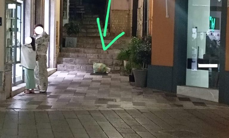 Taormina, rifiuti dal balcone. De Luca posta video di un’anziana: “Beccata”. Bufera social: “Basta gogna”