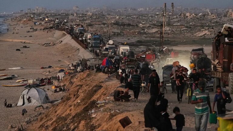 Striscia di Gaza: ancora morti, in 500mila fuggono da Gaza City