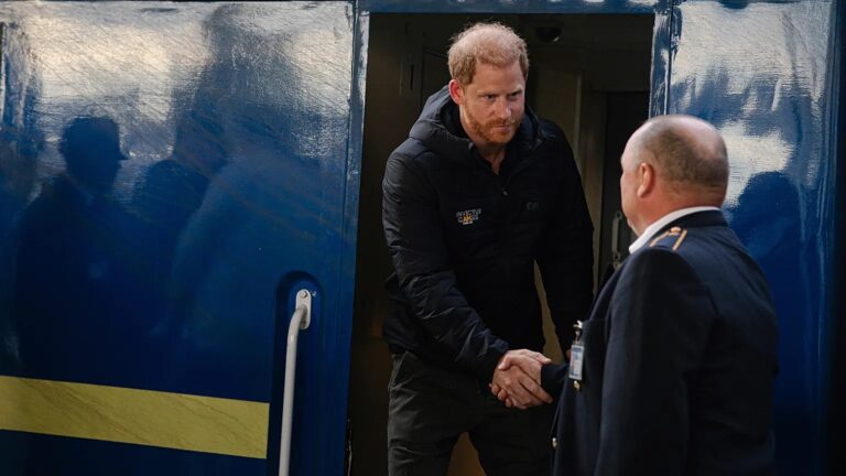 Ucraina, il principe Harry in visita a sorpresa a Kiev dai soldati feriti