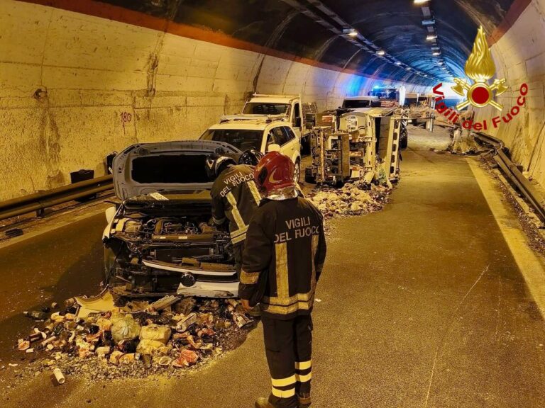 Scontro in una galleria del Palermitano: otto persone ferite, una è grave