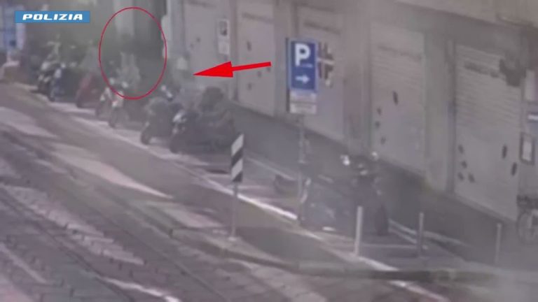 Rapina choc a un’anziana e fuga in monopattino