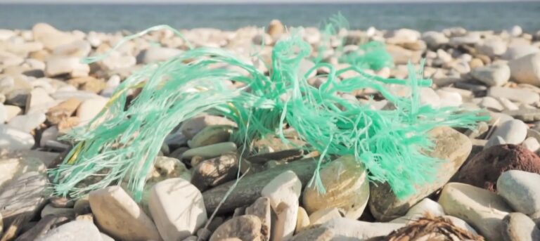 Le microplastiche minacciano i ghiacciai, un pericolo per l’ambiente e la salute di tutti