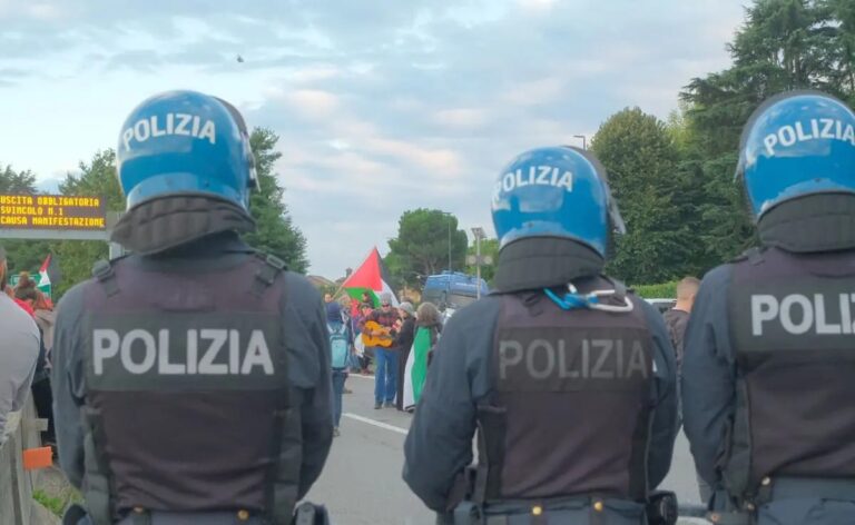 Scontri al corteo Pro Pal a Torino. Manifestanti provano a forzare il blocco, la polizia usa i lacrimogeni